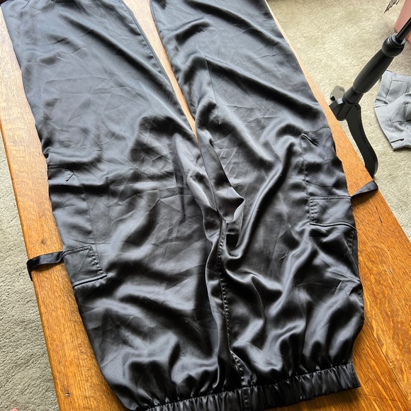 Women’s Medium Black Silky Cargo Pants - Picture 5 of 8